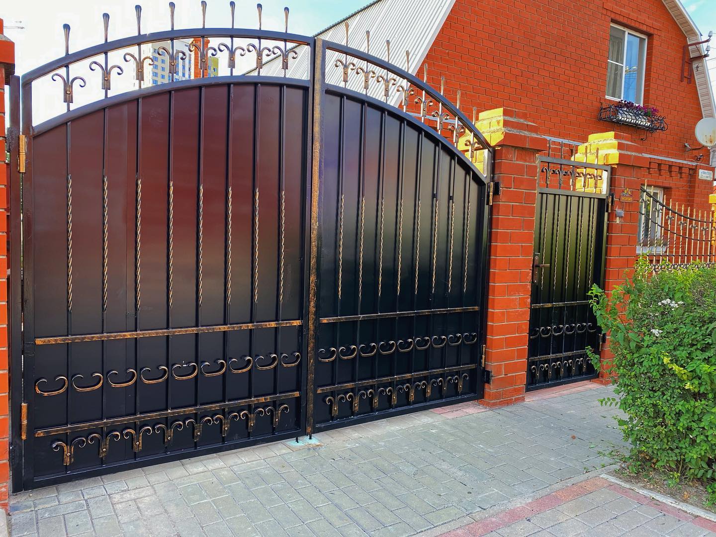 Как выбрать высоту кованого забора в Кологриве, чтобы сохранить приватность участка и не лишить двор света