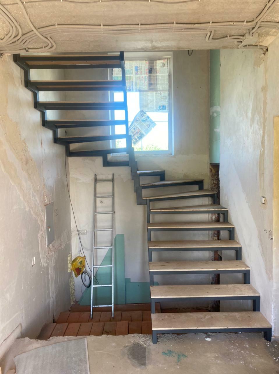 Как выбрать высоту и шаг кованых перил для интерьерной лестницы в Кологриве, чтобы сохранить безопасность и лёгкость интерьера